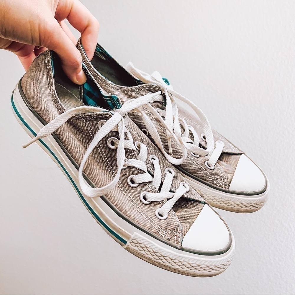 Converse Women;s Gray Low Top Sneakers Size 6